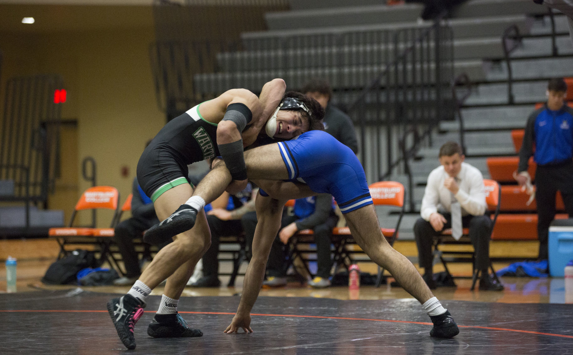 011019kw-wartburg-luther-wrestling-03